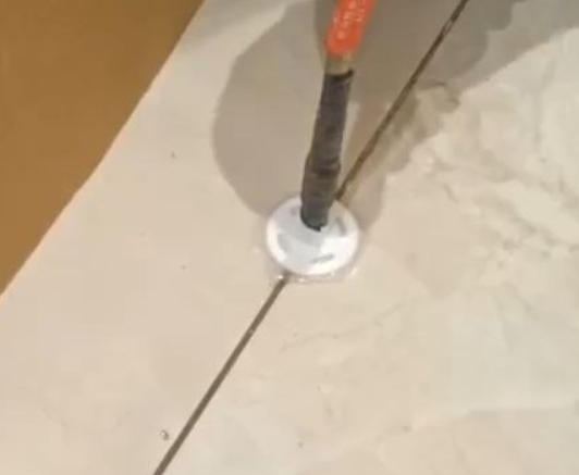 漯河市瓷砖空鼓维修公司专业解答瓷砖在铺贴过程中，如果没有涂抹均匀到位的粘结材料（如水泥砂浆或瓷砖胶），可能会导致以下问题