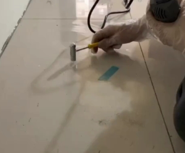 漯河市瓷砖开裂维修公司专业分享瓷砖在铺贴前如果没有沥干水分，将会导致以下问题